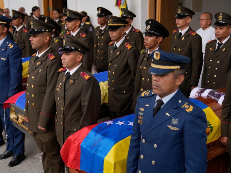 Κηδείες νεκρών στρατιωτικών στη Βενεζουέλα που σκοτώθηκαν από την επιχείρηση των ΗΠΑ