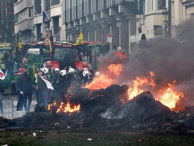Σφοδρές αντιδράσεις και μπλόκα τρακτέρ στη Γαλλία εν μέσω συζήτησης