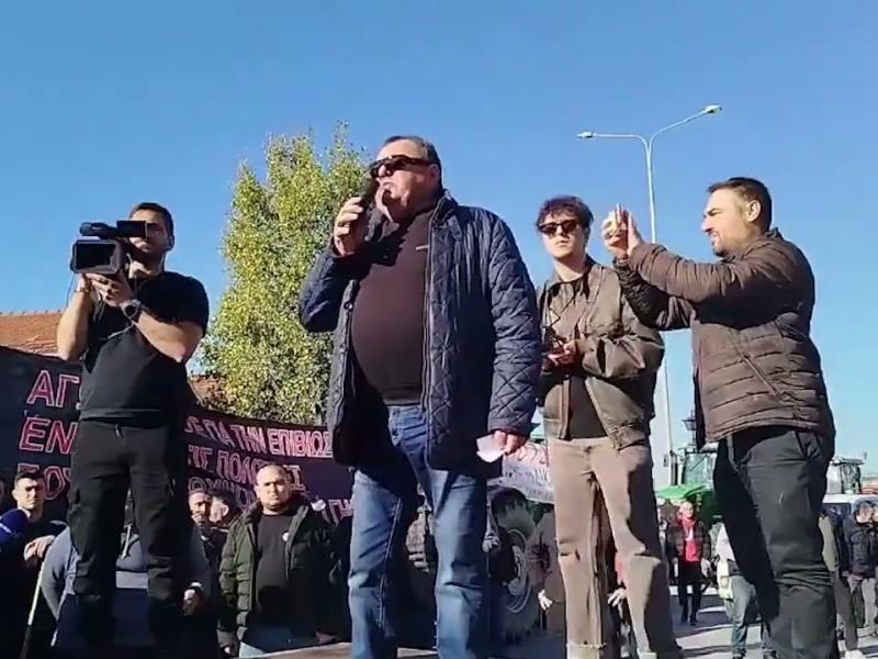 Ο συνδικαλιστικής Ανεστίδης μιλάει στο μικρόφωνο στο αγροτικό μπλόκο στα Μάλγαρα