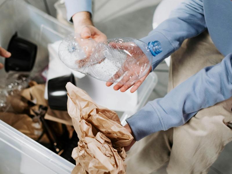 Μαθητές συγκεντρώνουν ανακυκλώσιμα υλικά