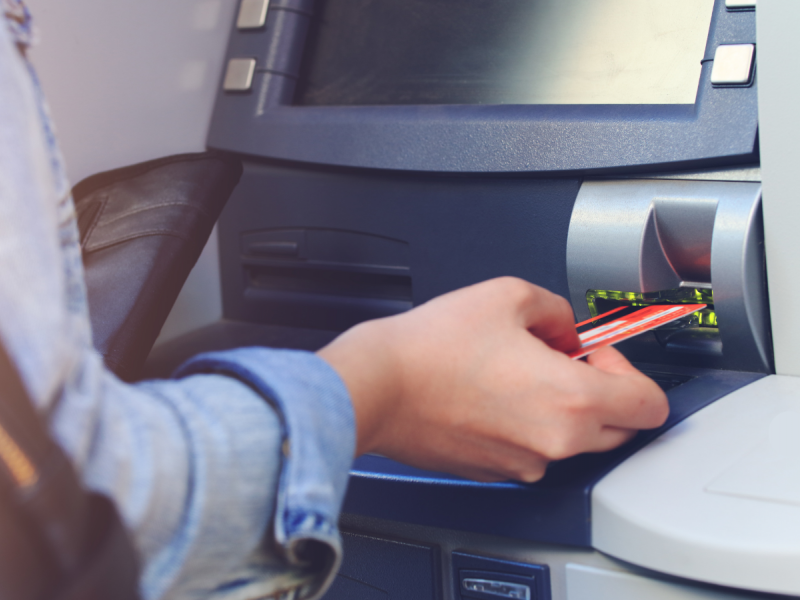 Άτομο βάζει κάρτα σε ΑΤΜ