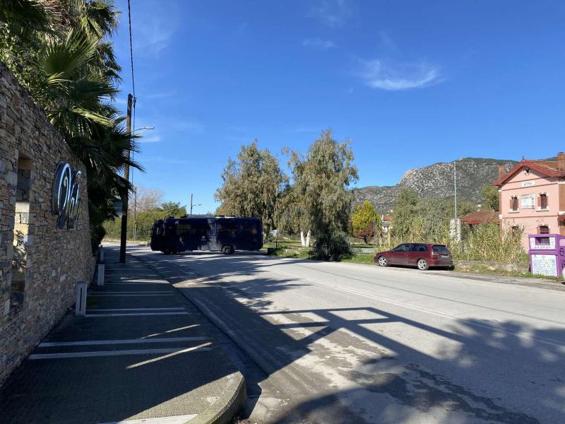 Ένταση στη διαμαρτυρία των φοιτητών έξω από το ξενοδοχείο Vasis Resort στην Αγριά