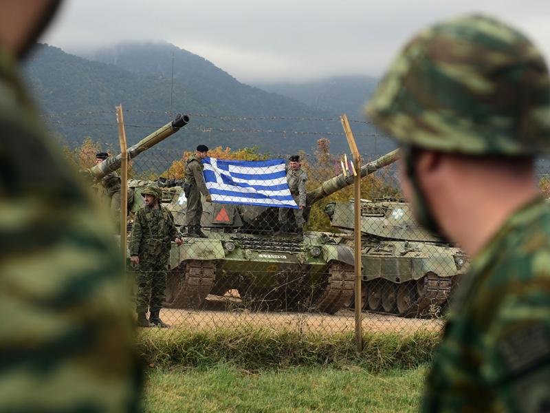 Ο ελληνικός στρατός με ελληνική σημαία στο βάθος επάνω σε άρμα μάχης