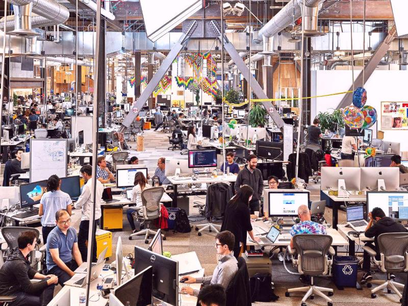 ανοικτά γραφεία με εργαζόμενους σε υπολογιστές