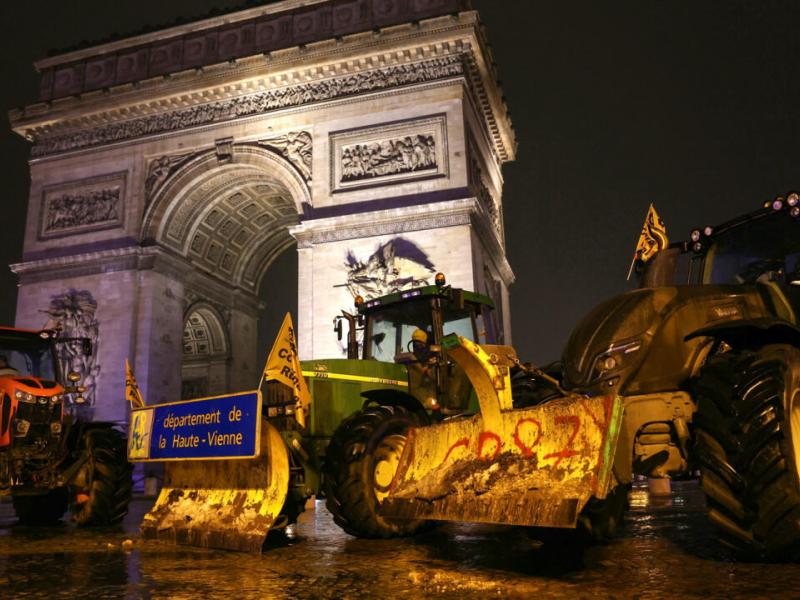 Αγρότες με τρακτέρ στο Παρίσι