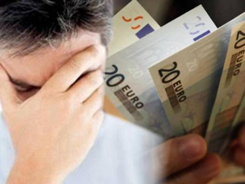 Άνδρας σε απόγνωση, χρήματα στο παρασκήνιο