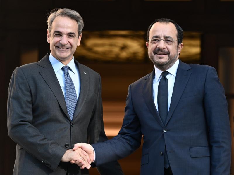 Ο Κυριάκος Μητσοτάκης σε χειραψία με τον Νίκο Χριστοδουλίδη