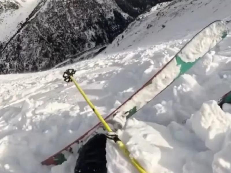 Η στιγμή που χιονοστιβάδα παρέσυρε σκιερ και τον σκύλο της στα Πυρηναία