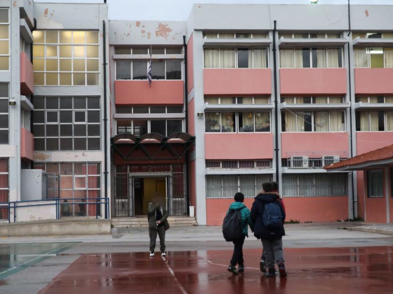 Δημοτικό σχολείο στη Γλυφάδα με μαθητές στο προαύλιο ενώ βρέχει