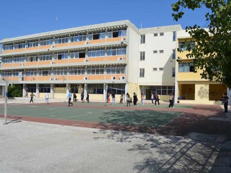 σχολικές επιτροπές, προαύλιο σχολείου