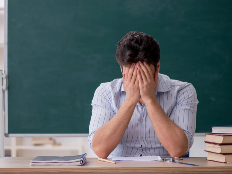 θλιμμένος εκπαιδευτικός