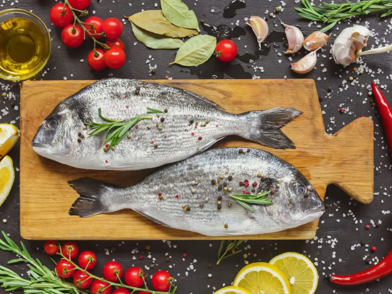 Τραπέζι με ψάρια και φαγητά