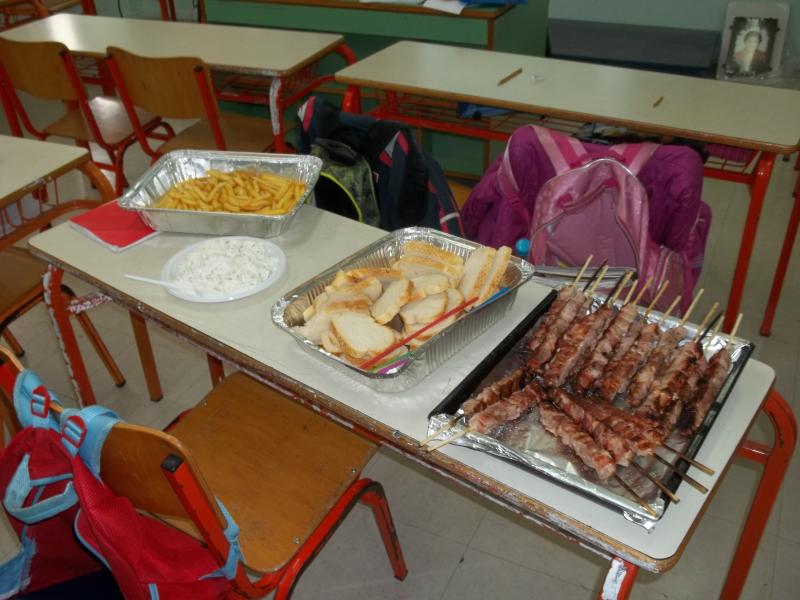 Τσικνοπέμπτη σε σχολείο, σουβλάκια επάνω σε θρανίο