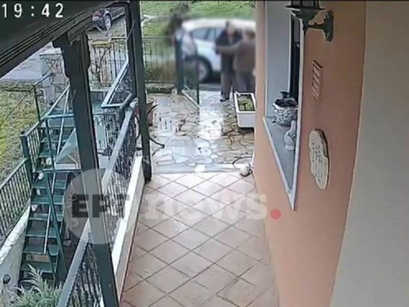 Γυναίκα αγκαλιάζει ηλικιωμένο έξω από το σπίτι του και του παίρνει την αλυσίδα