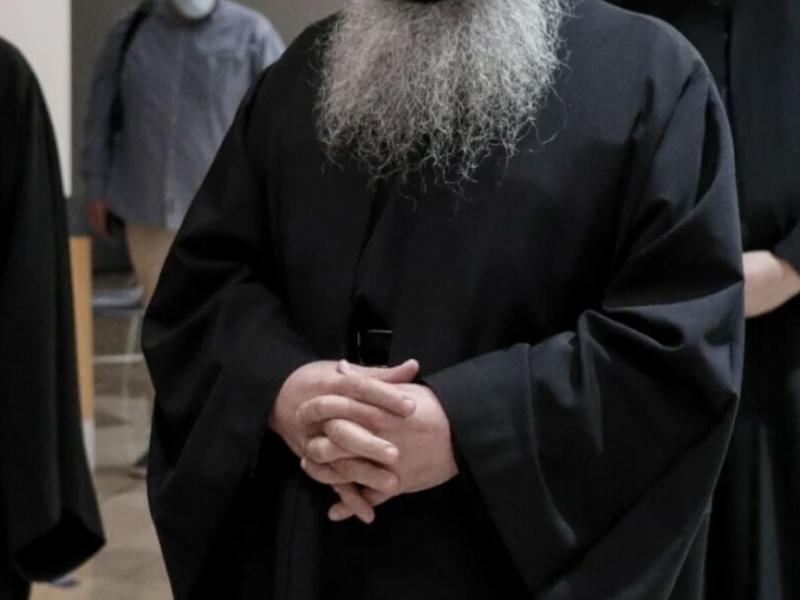 Ιερέας που δεν φαίνεται το πρόσωπό του και φοράει άμφια έχει τα χέρια του σταυρωμένα