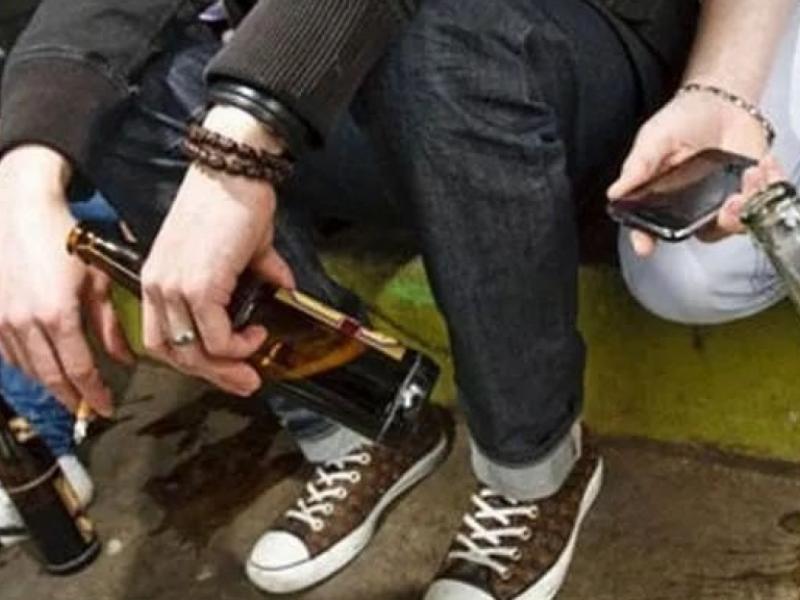 Έφηβοι μαθητές καταναλώνουν αλκοόλ