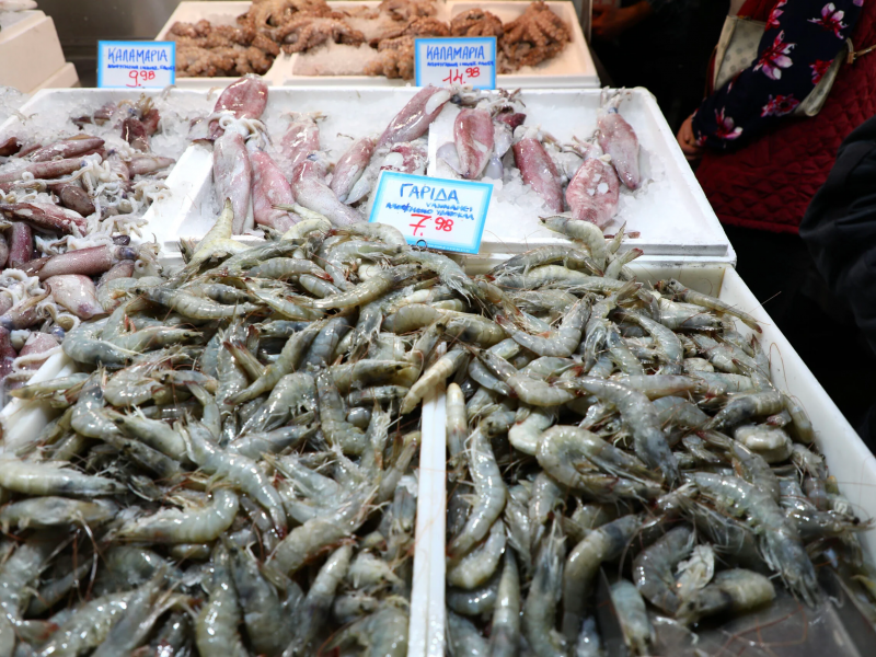 Θαλασσινά σε πάγκο ψαραγοράς για τη Σαρακοστή