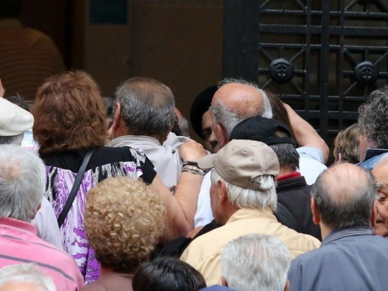 Συνταξιούχοι στην ουρά για πληρωμές σε συντάξεις