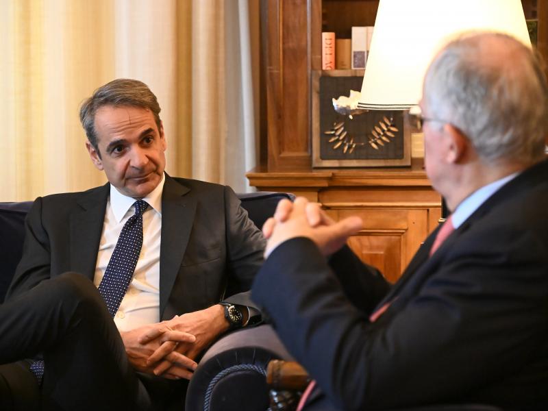 Έκτακτη συνέντευξη τύπου για την αντιμετώπιση της ακρίβειας και της αισχροκέρδειας, με φόντο τον πόλεμο που μαίνεται στη Μέση Ανατολή, θα παραχωρήσουν σήμερα το μεσημέρι εκπρόσωποι της κυβέρνησης. Συγκεκριμένα, ο αντιπρόεδρος της κυβέρνησης Κωστής Χατζηδάκης, ο υπουργός Περιβάλλοντος και Ενέργειας Σταύρος Παπασταύρου και ο υπουργός Ανάπτυξης Τάκης Θεοδωρικάκος θα κάνουν δηλώσεις στη συνέντευξη τύπου με θέμα: «Έκτακτες ανακονώσεις της κυβέρνησης για την αντιμετώπιση της αισχροκέρδειας». Οι δηλώσεις θα γίνο