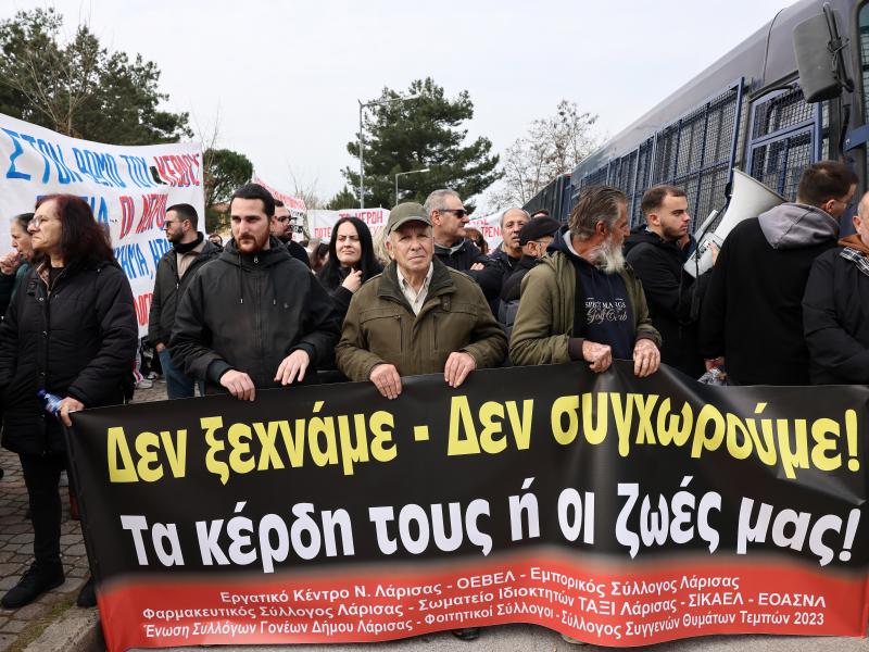 Συγκέντρωση διαμαρτυρίας στη δίκη για τα Τέμπη