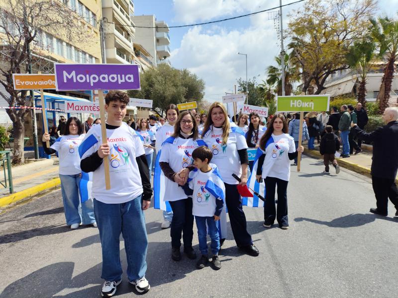 Μια παρέλαση με νόημα: Μαθητές προτάσσουν αξίες πάνω από τη ρουτίνα