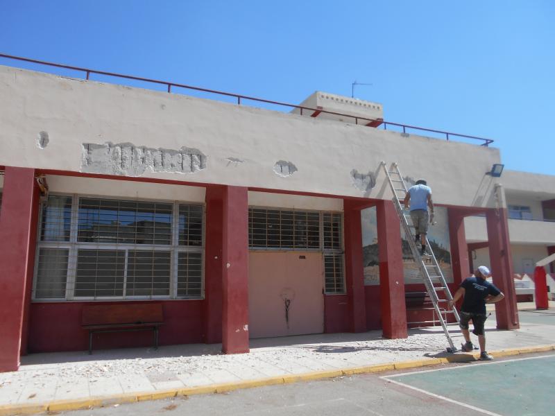 Εργάτες επισκευάζουν την είσοδο σχολείου