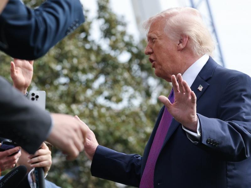 Ο Αμερικανός πρόεδρος Ντόναλντ Τραμπ κάνει δηλώσεις σε ΜΜΕ