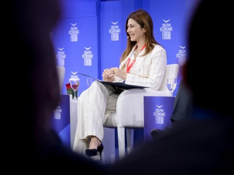 Σοφία Ζαχαράκη, από το βήμα του Φόρουμ των Δελφών