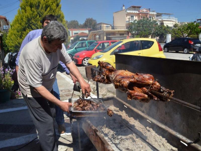 Σούβλισμα αρνιού το Πάσχα