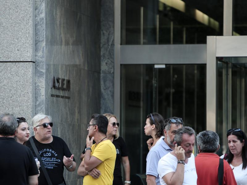 Κόσμος έξω από το κτήριο του ΑΣΕΠ