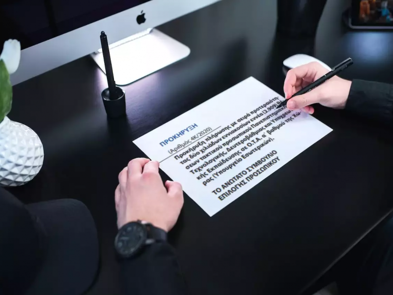 Χέρια ανθρώπου υπογράφουν την προκήρυξη 4Κ/2020 του ΑΣΕΠ