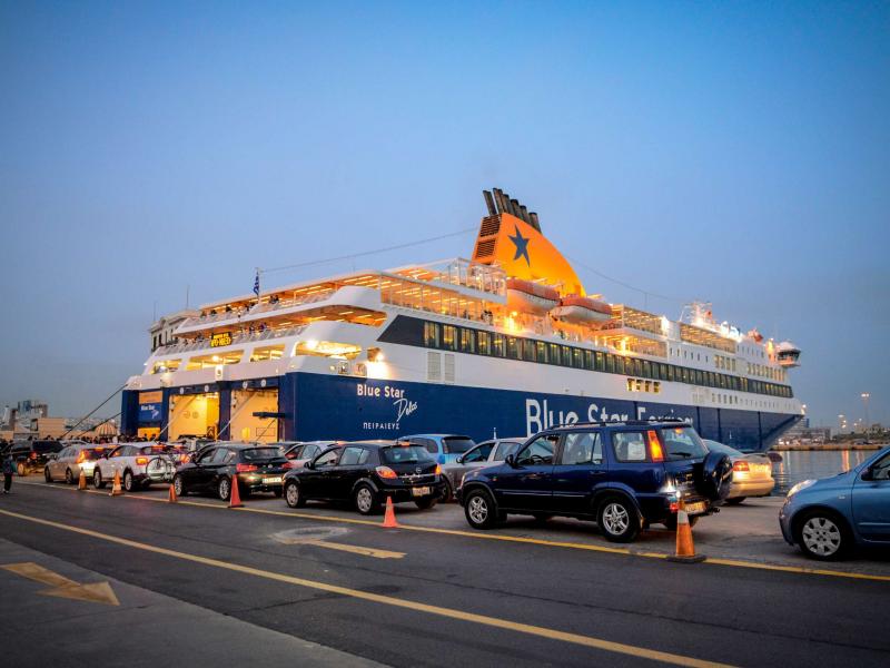 Αυτοκίνητα περιμένουν να επιβιβαστούν σε πλοίο για ταξίδι