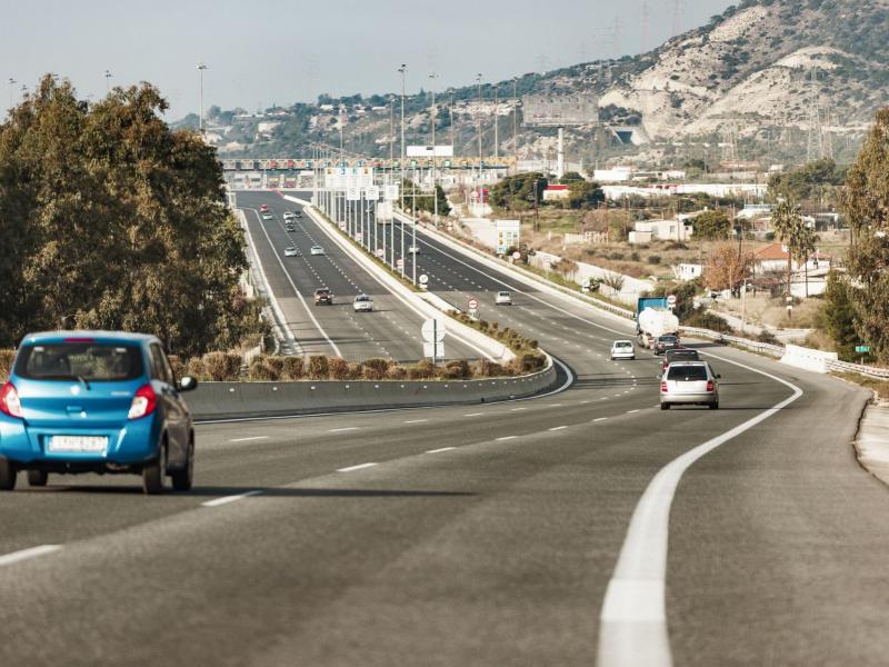 Αυτοκίνητα κινούνται σε Εθνικό Οδό της Ελλάδας
