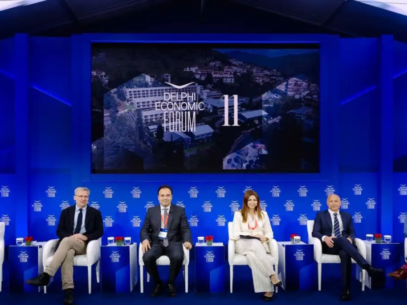 από αριστερά: Ανδριάνα Παρασκευοπούλου, δημοσιογράφος, παρουσιάστρια Ειδήσεων ΕΡΤ, ο υπουργός Επικρατείας, αρμόδιος για τον συντονισμό του κυβερνητικού έργου, Άκης Σκέρτσος, ο υπουργός Ψηφιακής Διακυβέρνησης και Τεχνητής Νοημοσύνης, Δημήτρης Παπαστεργίου, η υπουργός Παιδείας, Θρησκευμάτων και Αθλητισμού, Σοφία Ζαχαράκη, ο διευθύνων σύμβουλος της Vodafone Ελλάδας, Αχιλλέας Κανάρης και ο Jeffrey DeMarco, senior technical advisor για την Ψηφιακή Προστασία των Παιδιών στη Save the Children