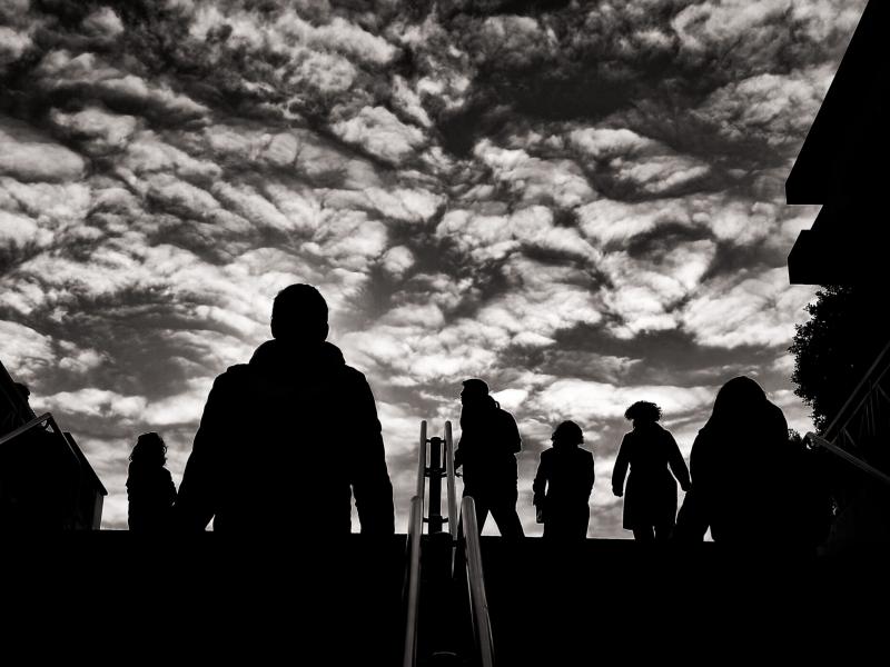 Ασπρόμαυρη φωτογραφία με ανθρώπους να ανεβαίνουν σκαλιά