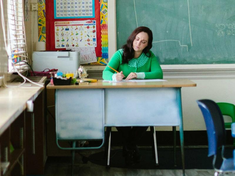 Δασκάλα υπολογίζει τα μόριά της για την προκήρυξη του ΑΣΕΠ
