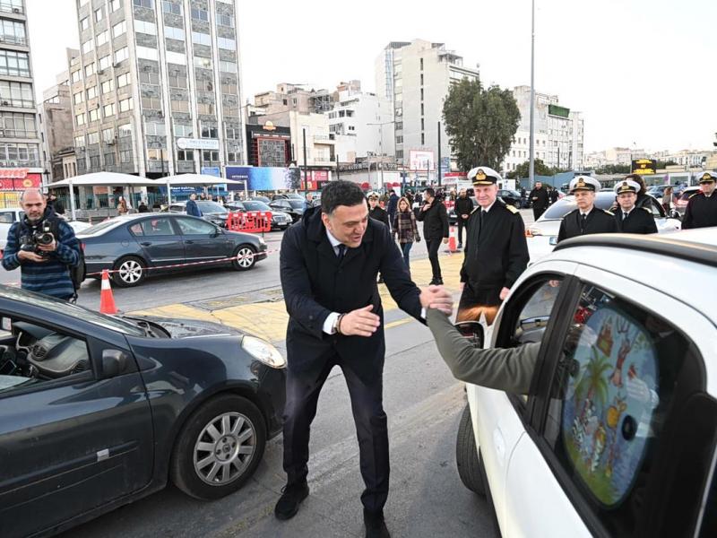 Στο λιμάνι του Πειραιά ο Βασίλης Κικίλιας