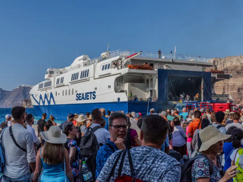 Άνθρωποι σε λιμάνι περιμένουν την επιβίβαση σε πλοίο για διακοπές