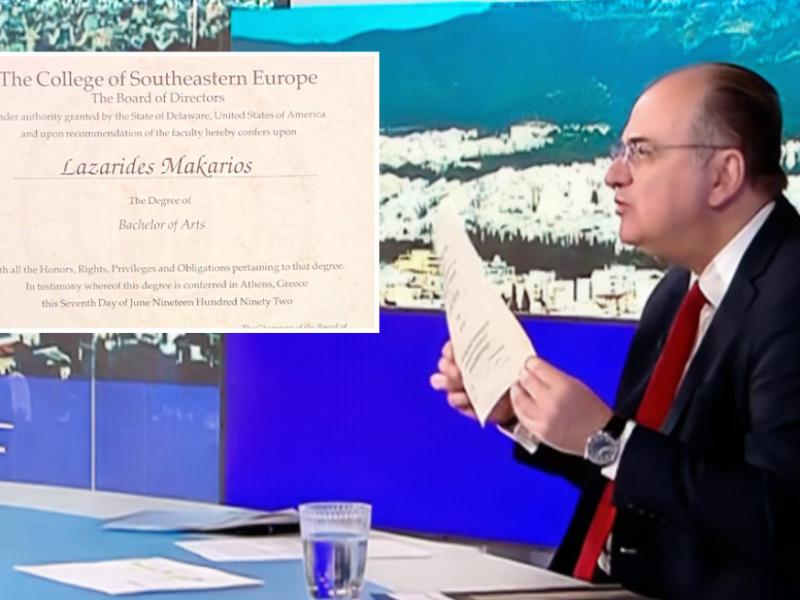 Ο Μακάριος Λαζαρίδης δείχνει το πτυχίο του σε εκπομπή