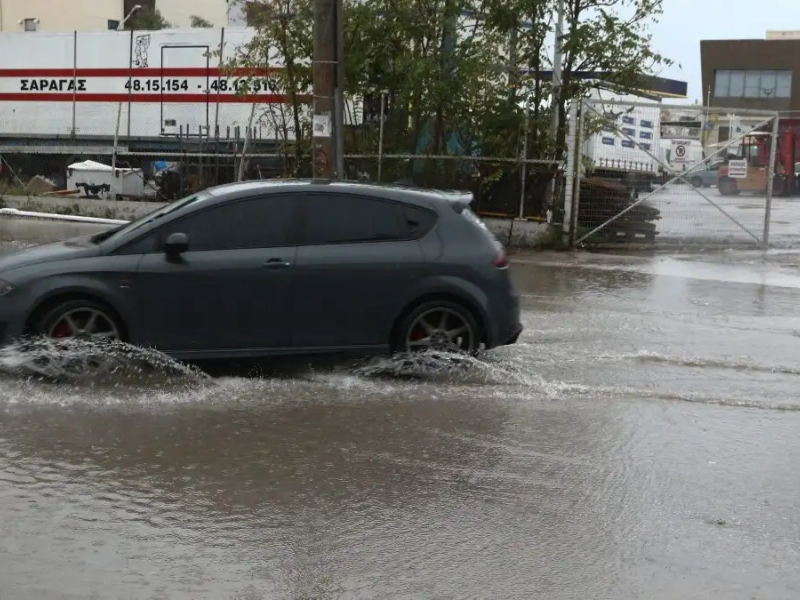 Κακοκαιρία Erminio, αυτοκίνητο σε πλημμύρα