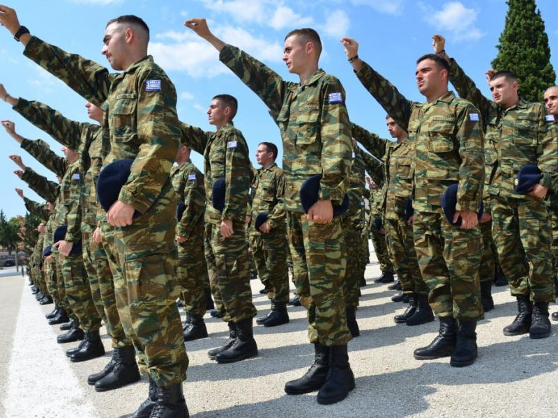 Στρατιώτες ορκίζονται στον στρατό