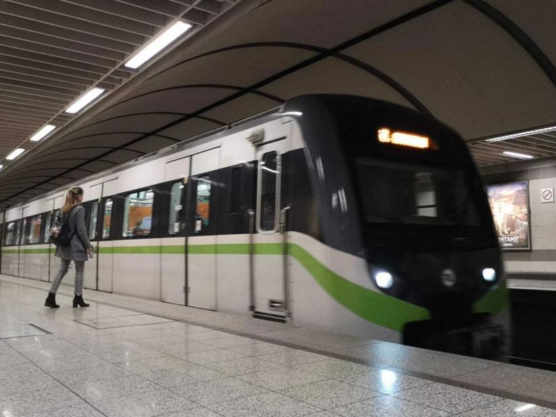 Σταθμός του Μετρό με συρμό στην αποβάθρα και επιβάτες. Το άρθρο αφορά τις μόνιμες προσλήψεις ελεγκτών κομίστρου στη ΣΤΑΣΥ