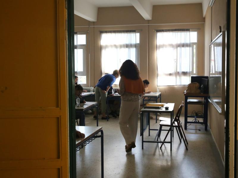 Γυναίκα εκπαιδευτικός μπαίνει μέσα σε τάξη σχολείου