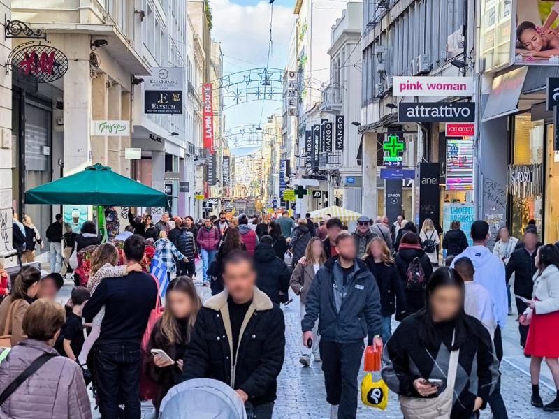 Κόσμος περπατάει στον πεζόδρομο της Ερμού στην Αθήνα. Το άρθρο αφορά τις αλλαγές στο επίδομα ανεργίας για εργαζόμενους που μετακινούνται στην ΕΕ