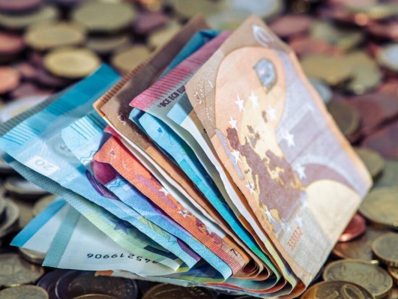 Σταδιακές πληρωμές σε χρήματα από τον ΕΦΚΑ για 25.000 εργαζόμενους συνταξιούχους