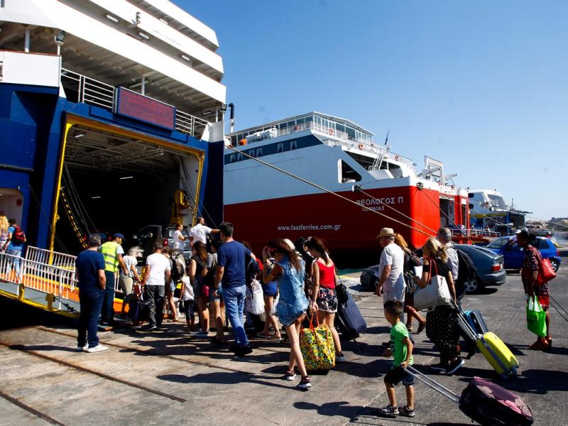 Επιβίβαση τουριστών με βαλίτσες σε καράβι στον Πειραιά για διακοπές