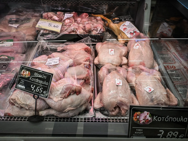 Κοτόπουλα σε βιτρίνα κρεοπωλείου