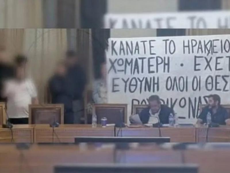 Εισβολή Ρουβίκωνα σε δημοτικό συμβούλιο – Πέταξαν σακούλες με σκουπίδια στην αίθουσα