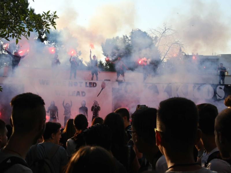 Μαθητές με καπνογόνα σε σχολείο
