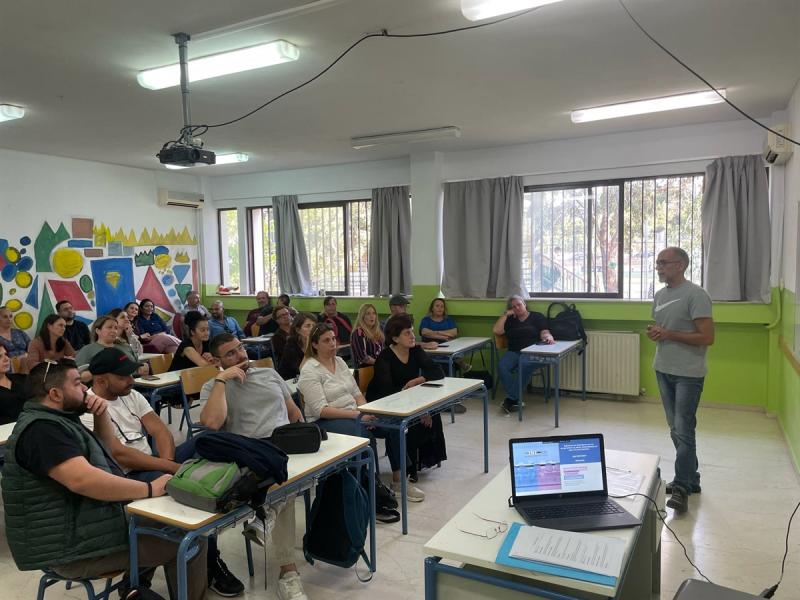 Εκπαιδευτικός διδάσκει σε αίθουσα Σχολείου Δεύτερης Ευκαιρίας (ΣΔΕ) σε ενήλικες μαθητές κατά τη διάρκεια του σχολικού έτους 2025-2026